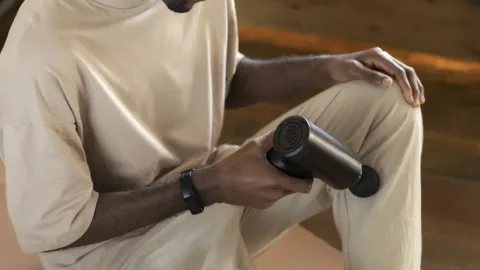 Pistolet do masażu czy roller – co lepsze do regeneracji?